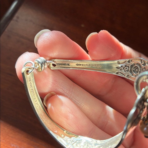 Silver tone spoon bracelet with pearl charm - Picture 10 of 10